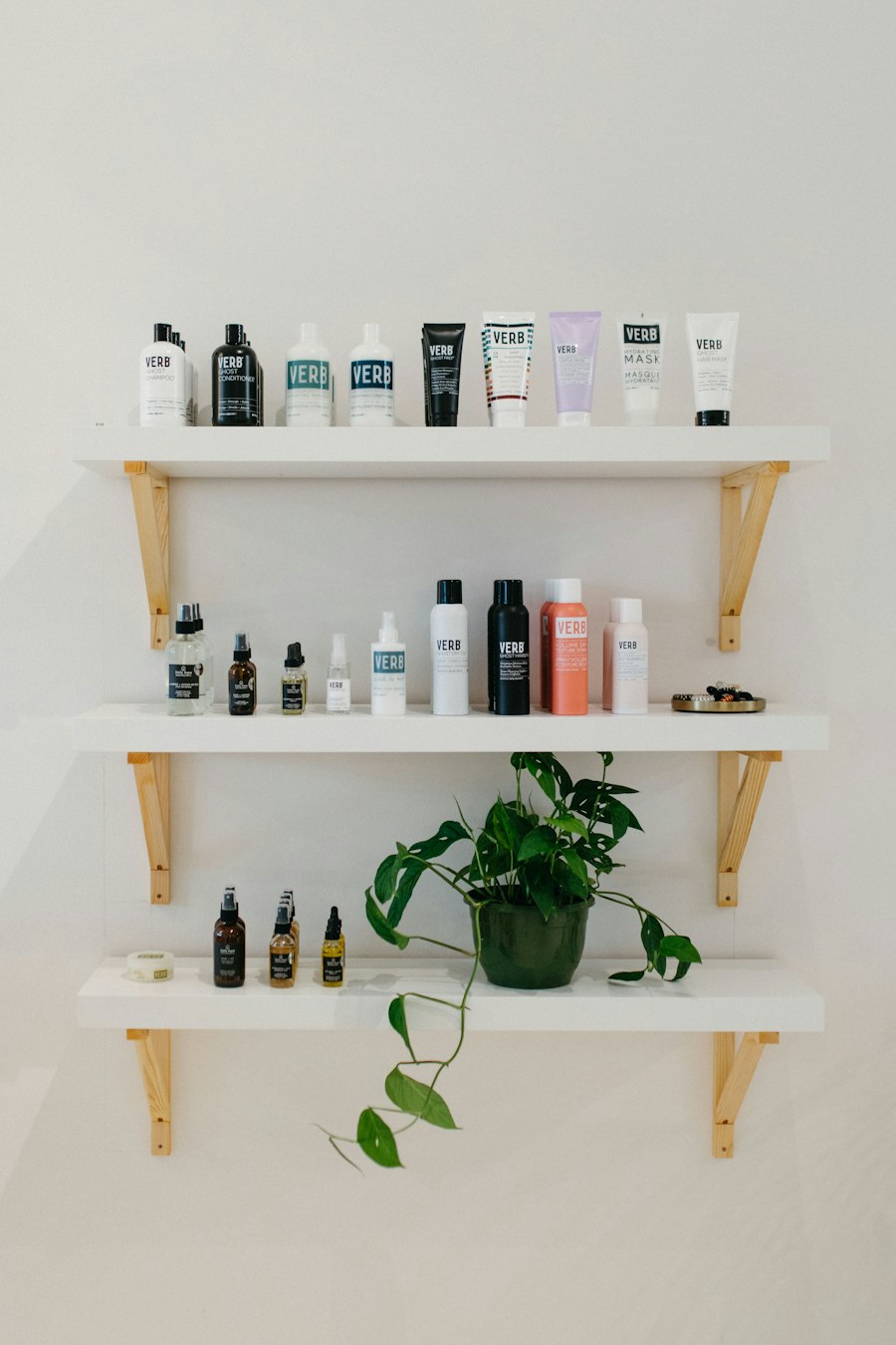 Prateleiras com produtos de cabelo organizados